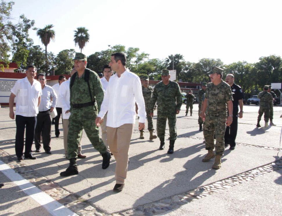 alejandromurat's tweet photo. Hoy en la Base Naval de Salina Cruz sostuvimos una reunión con el Grupo de Coordinación para un #OaxacaSeguro. https://t.co/qgNorwLCCT