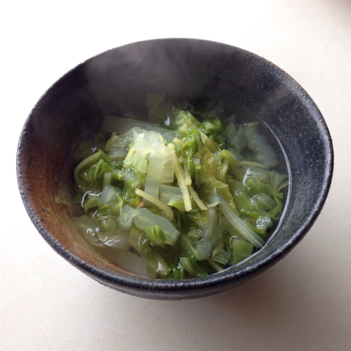 有賀 薫 白菜と生姜の無塩スープ 刻んだ白菜 針生姜 昆布を一枚 これだけを水でコトコト煮ました 味付けなしのスープも美味しいと聞き半信半疑で作ったのですが 確かに違和感なかった 特に 昨晩が塩分高めの食事だったせいか なんだかほっとしま