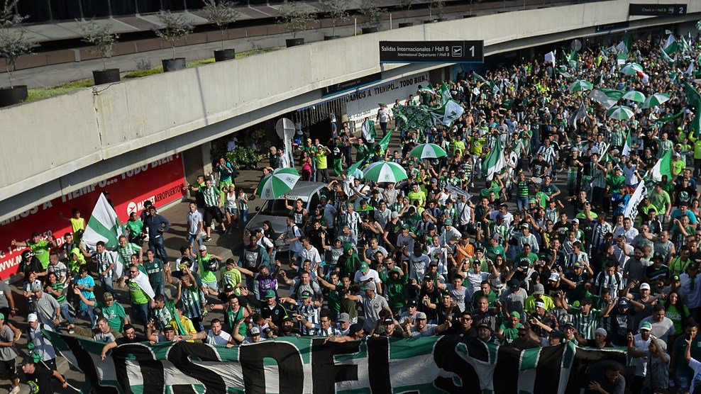 fifacom_es's tweet photo. Un sueño.
EL sueño.
La afición verdolaga despide de @nacionaloficial antes de poner rumbo al #MundialDeClubes 🇨🇴🇯🇵 https://t.co/WQ4HFD7BoE https://t.co/0TjNzpUWKt