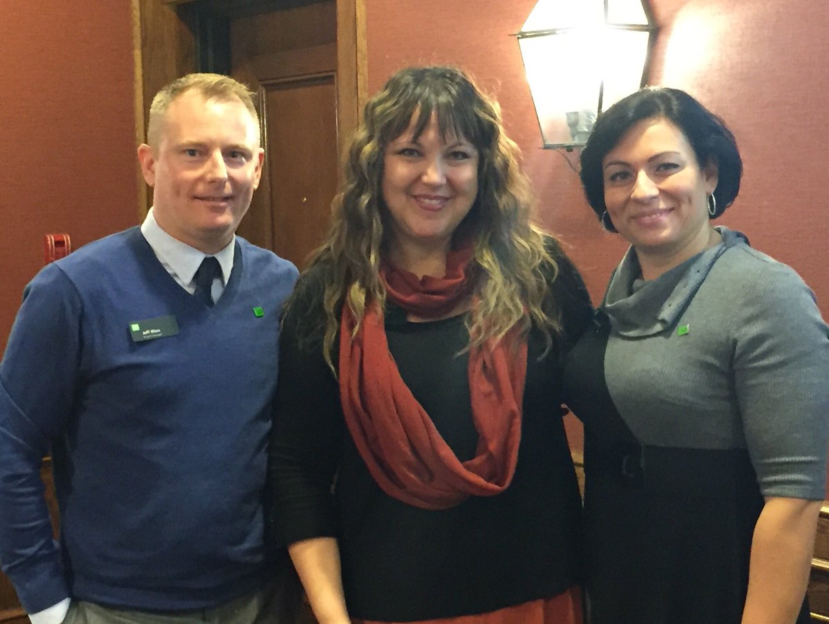 Congrats to <a href="/Hicksm4999/">Mary Hicks</a> for being recognized as Branch 2933's Q4 Champion! #legendary @C_Nicolc4 <a href="/AmaralWendi/">Wendi Amaral</a>
