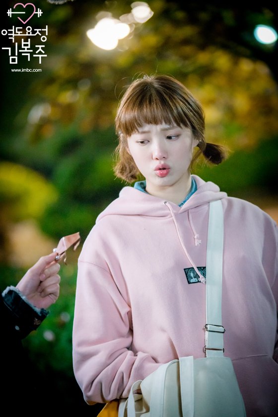 saisondebiblee's tweet photo. #역도요정김복주 스틸컷 🏋💞
핑크옷 박제해주세여 입술도 박제해주세여 양갈래는 더더욱이요.
힝 넘 귀엽쟈나요゜・(ノД`)・゜
.
.
#이성경 #李聖經 #역도요정김복주 
#leesungkyung @heybiblee https://t.co/AzcswasWml