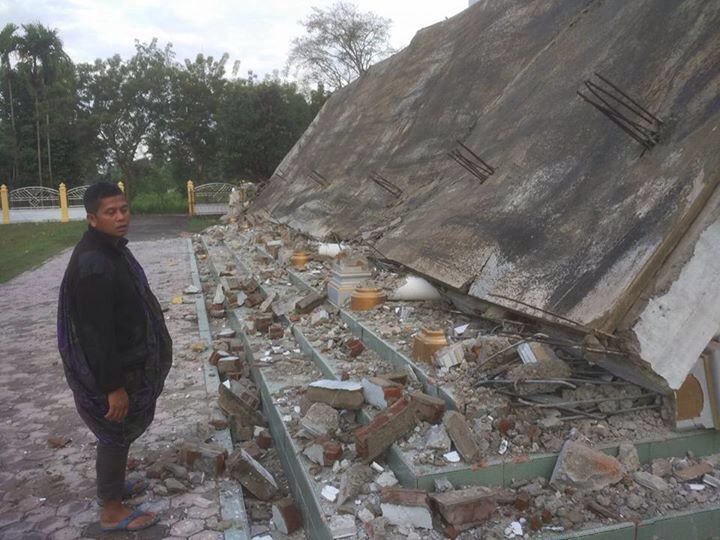 Руйнівний землетрус стався в Індонезії: десятки загиблих і сотні поранених - фото 2