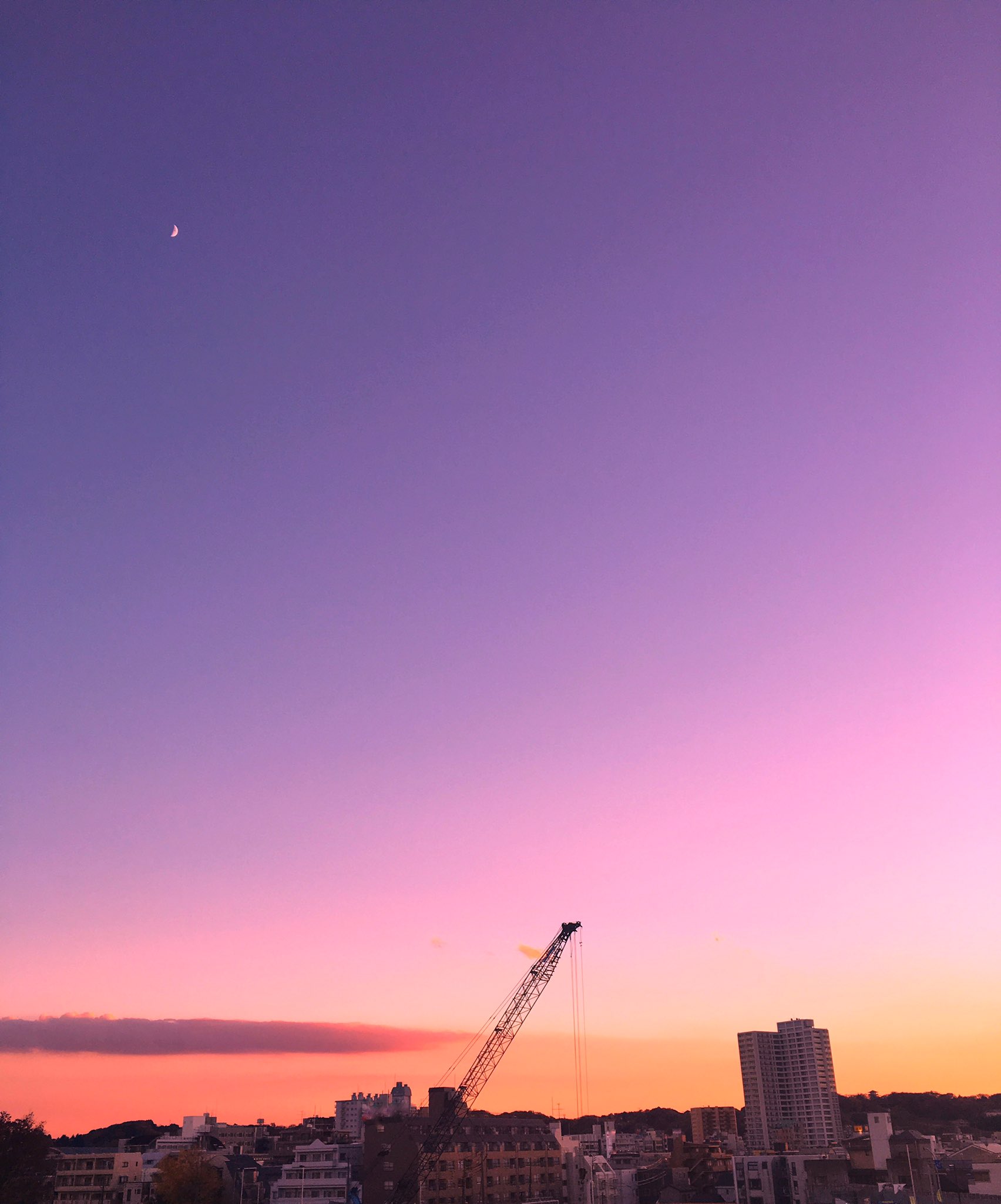 Twitter 上的 Mao 昨日の図 夕方の空って黄色味がかったオレンジ色のイメージだったけど昨日の空はピンク色と紫色を混ぜたような とても綺麗な グラデーションで 後から気づいたけど お月さまが写っていたのね 休日 お散歩 橋の上から見える景色 月 空 写真