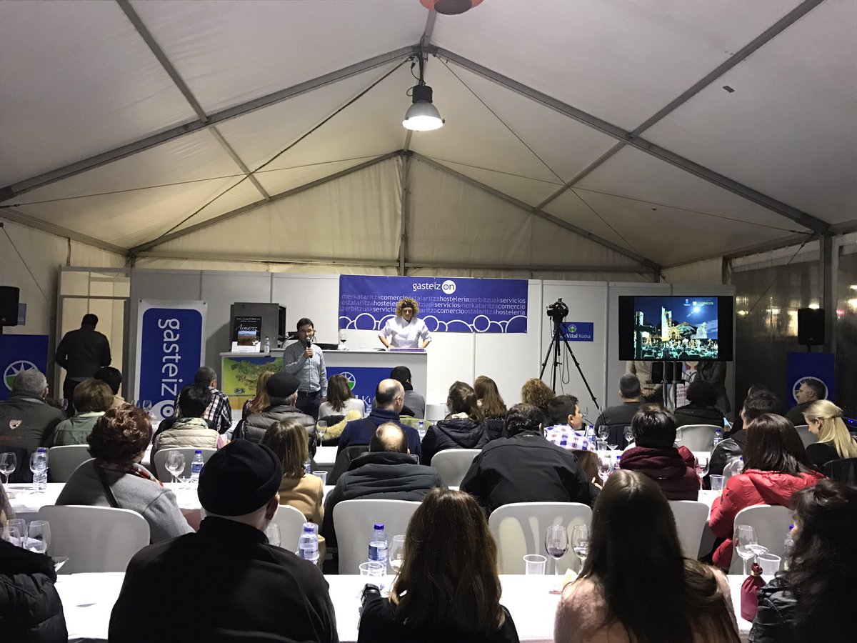 Ardoaraba's tweet photo. Ayer José Ramón Aval de @C_Cambados nos presentó Cambados 'Ciudad Europea del Vino 2017' de #RECEVIN capital del Albariño #doriasbaixas https://t.co/7SDGPd2zKw