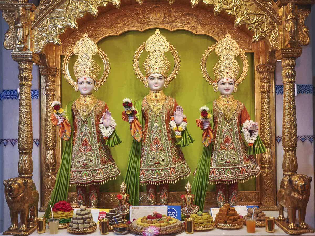 BAPS's tweet photo. News: 20th Anniversary of BAPS Mandir - 6 Dec 2016, Surat, India https://t.co/eYQPthiR1r https://t.co/JQLx9D4gJf
