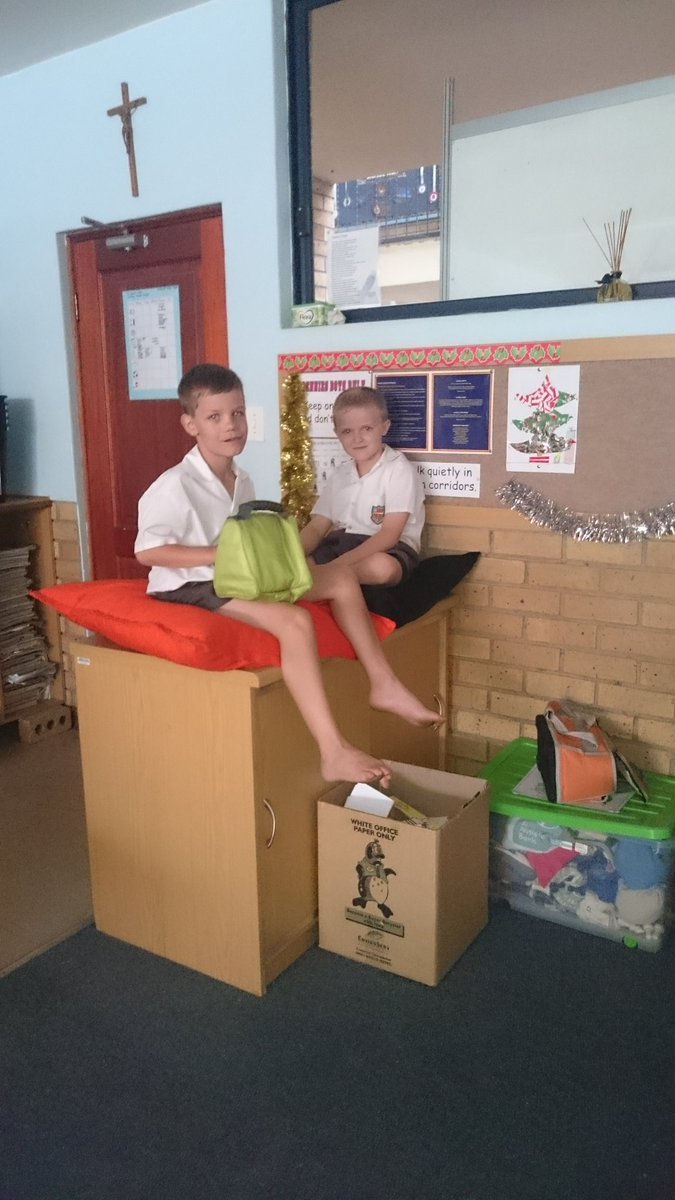 Talz07's tweet photo. Grade 1s &amp; 2s chilling hard on break up day. @BenniesJP https://t.co/jLIpXPHzUX