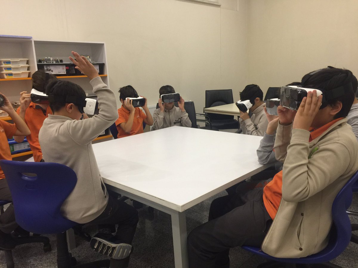 duygubiyikoglu's tweet photo. Sevinç Koleji Kodlama Haftası Etkinliğimiz arttırılmış gerçeklik ile kodlama #HourofCode #smarttek @SevincKolejleri https://t.co/XdOmSKK1Zs