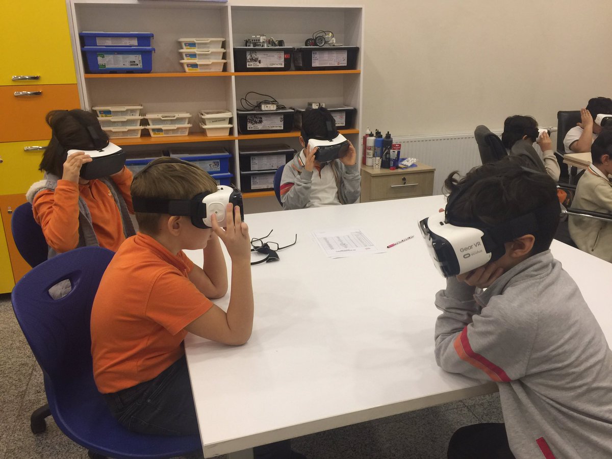 duygubiyikoglu's tweet photo. Sevinç Koleji Kodlama Haftası Etkinliğimiz arttırılmış gerçeklik ile kodlama #HourofCode #smarttek @SevincKolejleri https://t.co/XdOmSKK1Zs