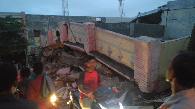 Tadi pagi jam 5 terjadi gempa 6.4 SR berpusat di Pidie Jaya, tapi tak memicu sunami. 18 orang menjadi korban!

#PrayForAceh
#CumaDiArdan