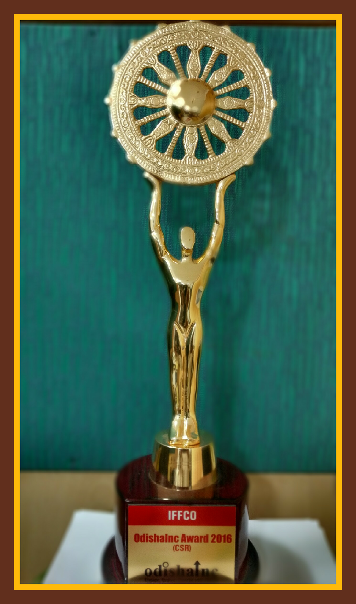 anilsinghhr's tweet photo. #IFFCO #ParadeepUnit gets another feather in a cap #CSR #Odisha_Living_Legend_Awards_2016 @MauryaSanesh @PrasannaBeura https://t.co/IQYjVJ0aj3