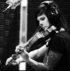 biersacked1's tweet photo. I love watching @JinxxBVB playing the violin, it's majestic :) https://t.co/O0Oojul7Ei