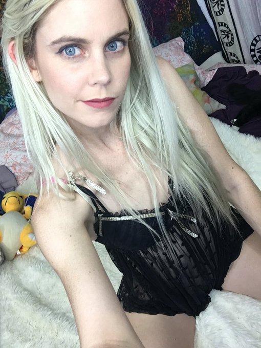 come see  me??? https://t.co/4tOg51YzBs https://t.co/qsQxPD08tb