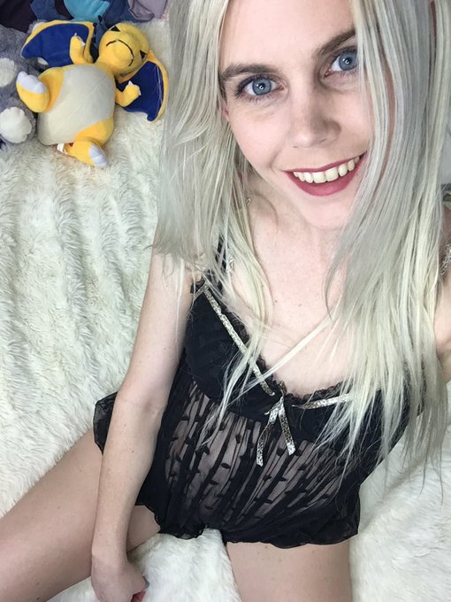 come see  me??? https://t.co/4tOg51YzBs https://t.co/qsQxPD08tb