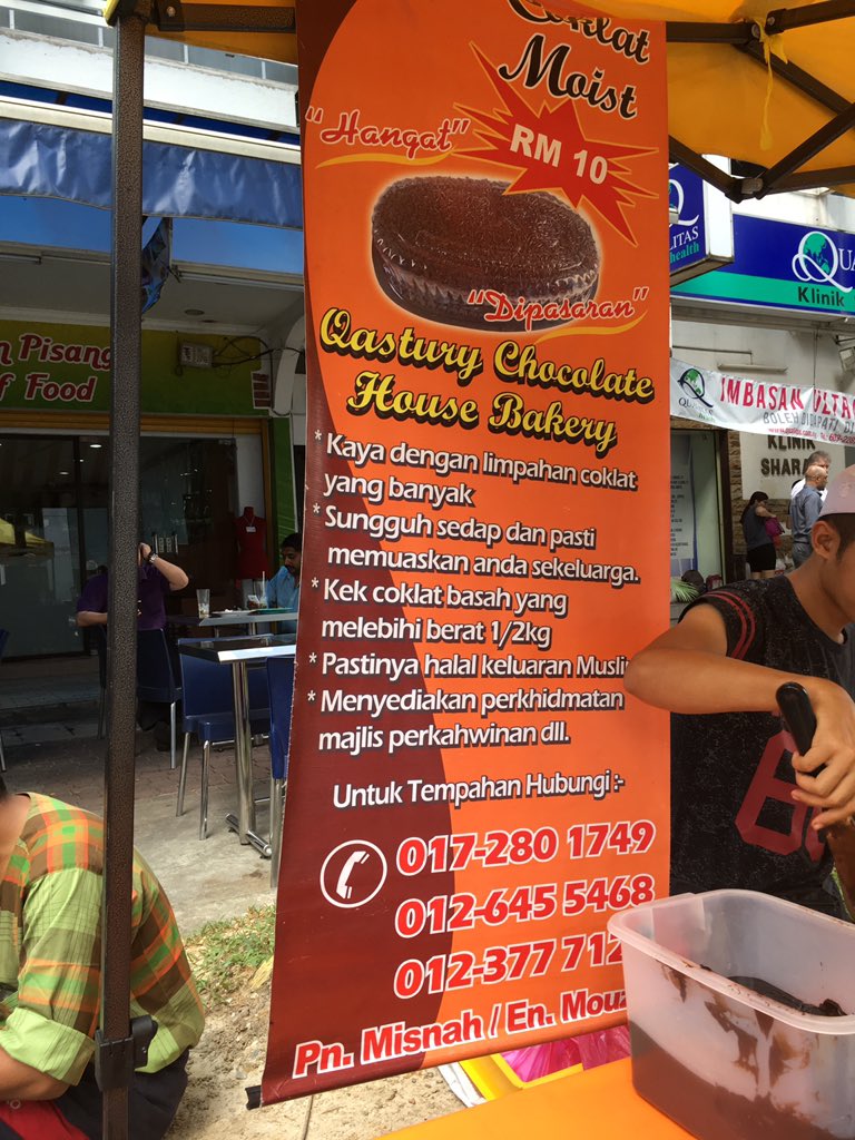 missryaa's tweet photo. Siapa craving choc cake, boleh try ni. Murah gila and sedap. Setiap Rabu depan UOA Bangsar. Brader ni jual time lunch time #sebarrezeki https://t.co/Y2DS7arAFW