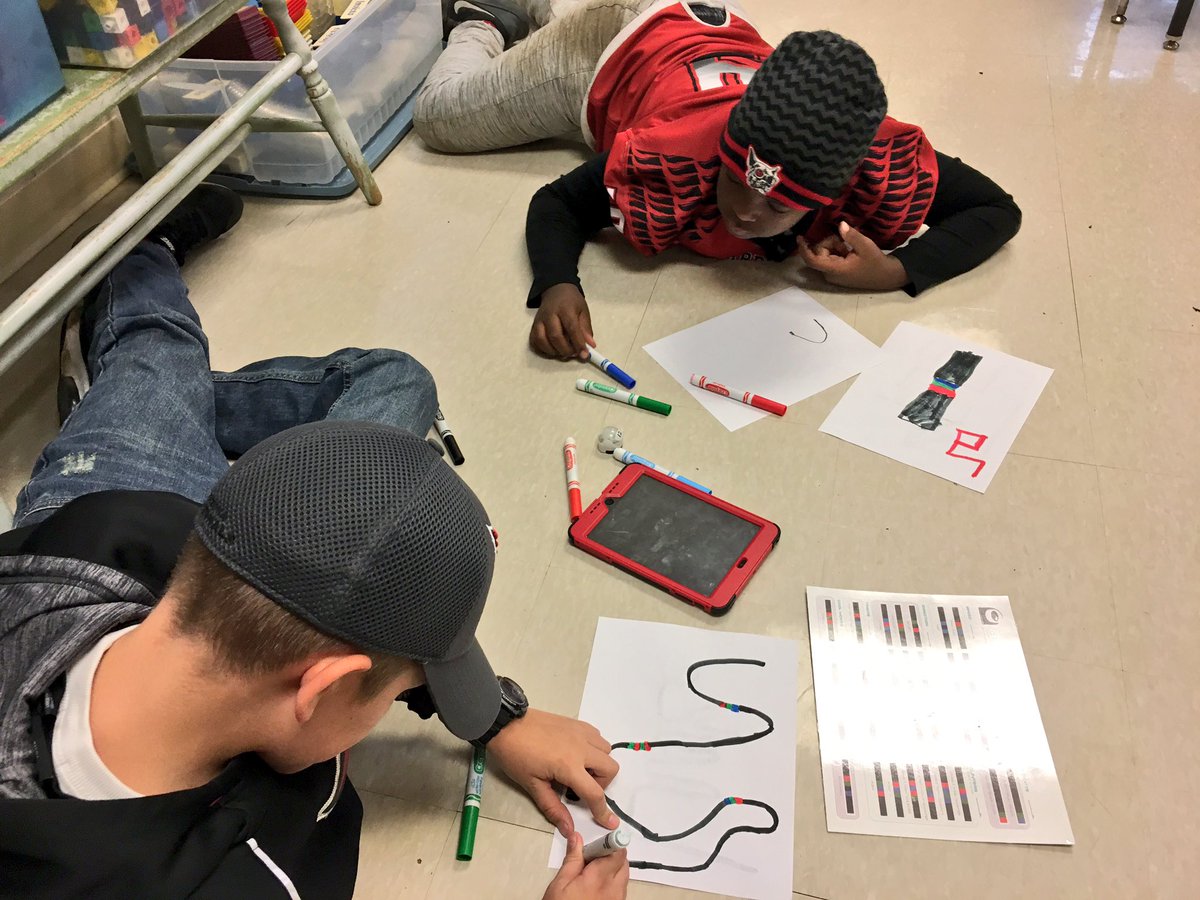 DocPainter's tweet photo. Coding at @keysorpride. 5th graders dive into #HourofCode. #KSDcodes #ksdpd @kwoodschools https://t.co/k2i7B6PwLT
