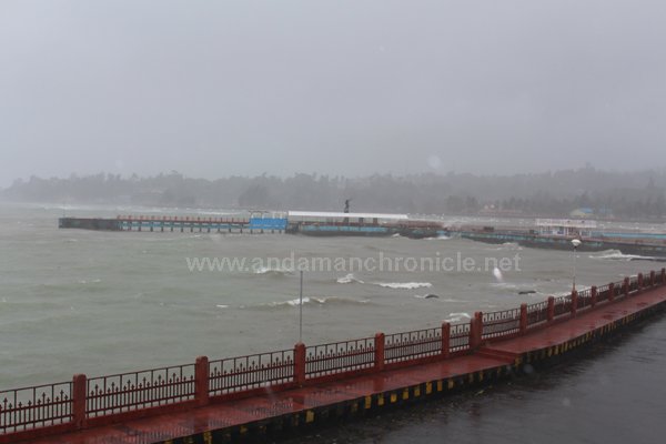 AndamanNews's tweet photo. #Andaman #Cyclone Updates: Four Naval Ships Sail for Havelock &amp; Neil Island to Evacuate 1400 Stranded Tourists https://t.co/w8TDON8EeB https://t.co/P2FNhYCXVi