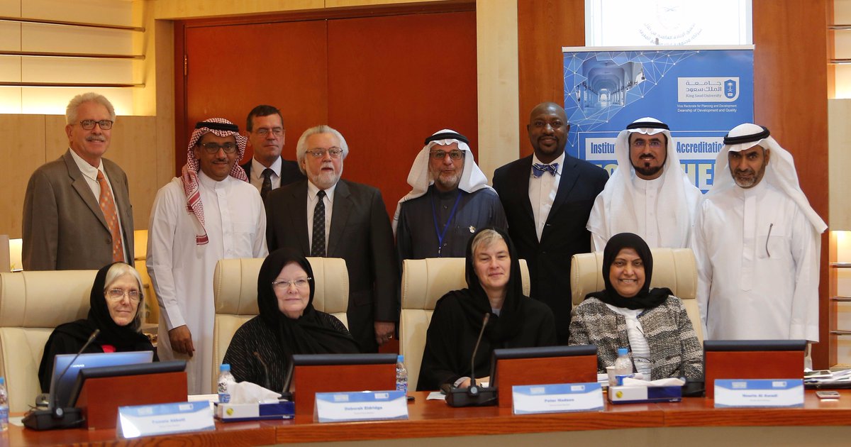 عقد معالي مدير الجامعة اجتماع مع فريق المراجعة الخارجي للاعتماد الأكاديمي المؤسسي  بحضور وكلاء الجامعة ومنسق هيئة تقويم التعليم السعودية.