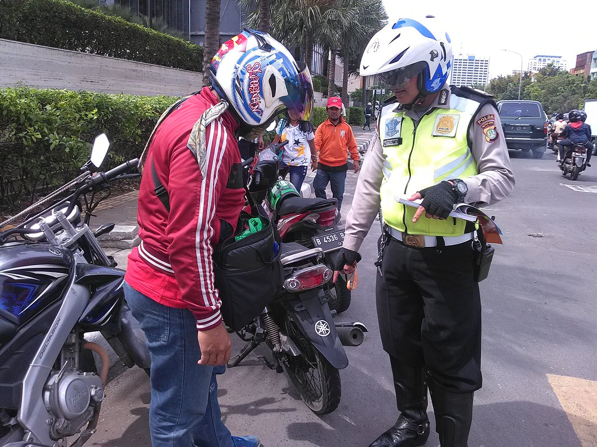 novendri900's tweet photo. @TMCPoldaMetro penindakan tilang kpd sepeda mtr yg tdk mematuhi rambu2 lalu lintas di TL GajahMada https://t.co/F2tmDX5fIm