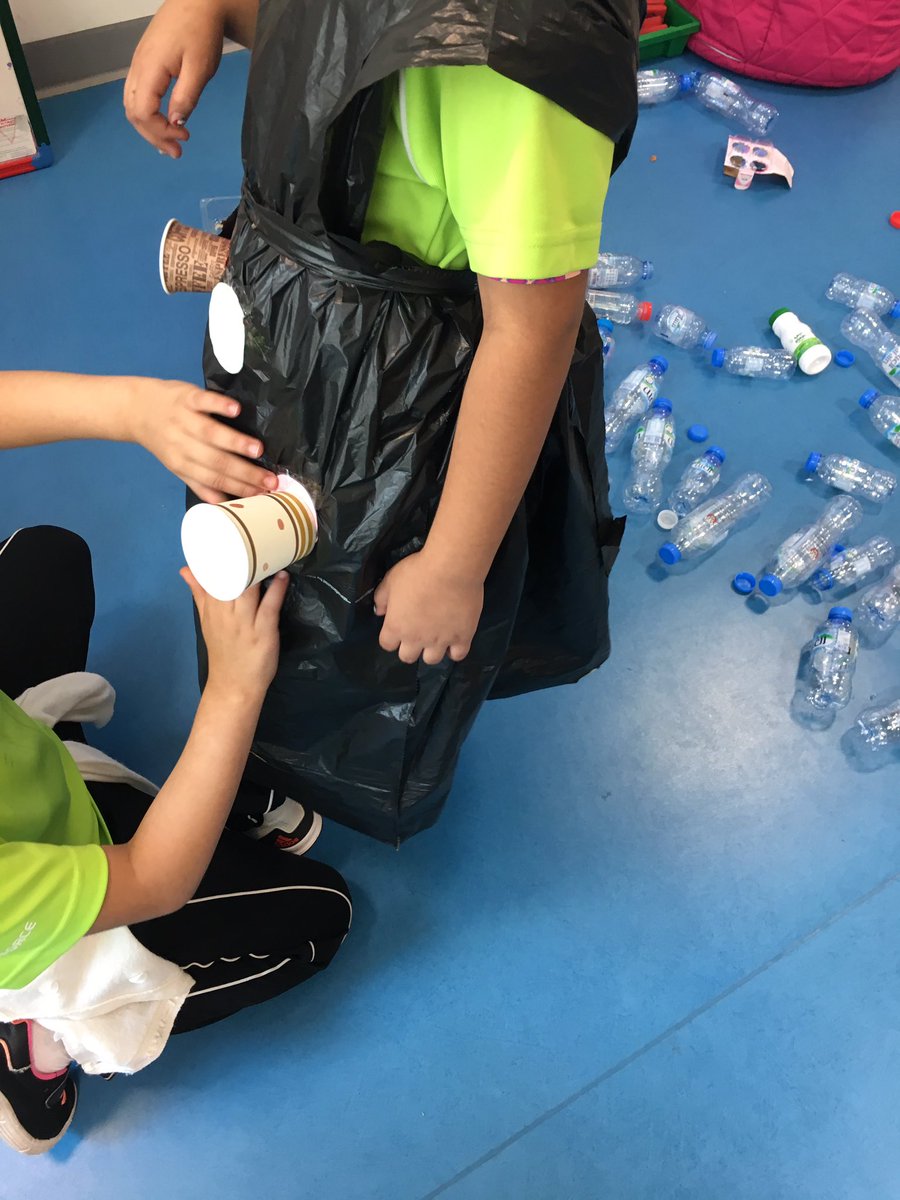 MrsHowardsStars's tweet photo. #trashtotreasure Year 3 are using their trash to make some amazing 'trashion'! #trashionshow #year3bulbuls https://t.co/UVSa1EKSeB