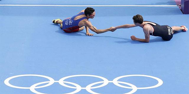 _r4fun_'s tweet photo. Gómez Noya/Alistair Brownlee. #JJOO2012 #Respect @Jgomeznoya @AliBrownleetri https://t.co/opW0sWjxzq