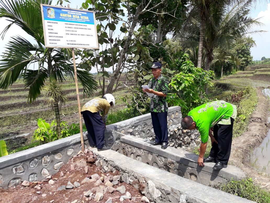 firmansanyoto's tweet photo. "Tinjau Lapang Pemeliharaan Plengsengan Air" Curahketangi Ds #Setail @kecgenteng
@a_azwarnas @ChoirilYudaw @banyuwangi_kab @Bpm_Pemdes_BWI https://t.co/RyDbCaPbqX