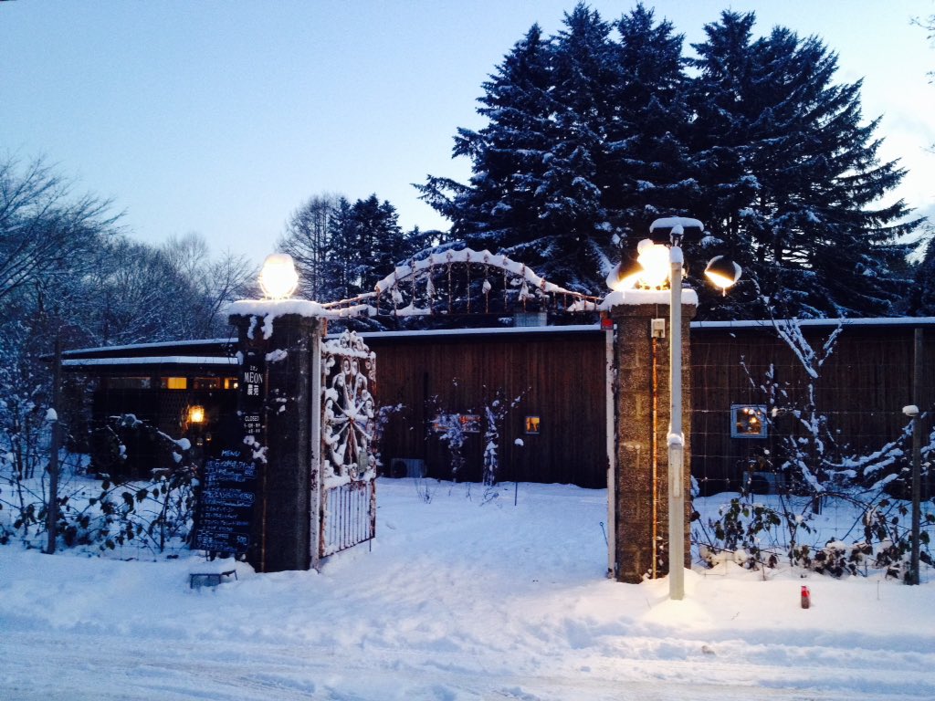 えずめ 千歳空港近くでオススメたいカフェ ミオン ガーデン カフェってお店 自然に囲まれた空間作りがなんとも可愛いくて アンティークがまたはえること 中国茶の薔薇と桃をオーダーしたんだけど香りがよく癒されました 緑がある時期は広い庭でバード