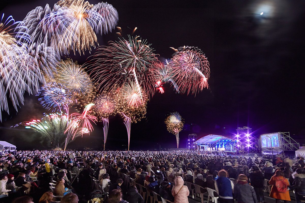 ハウステンボス公式 いよいよ12 31は花火やライブステージ満載のハウステンボス カウントダウン 当日はハウステンボス 入場券と観覧チケットが必要です 今なら前売りで入場券を購入すると500円お得に 12 24まで ご購入はお早めに T Co