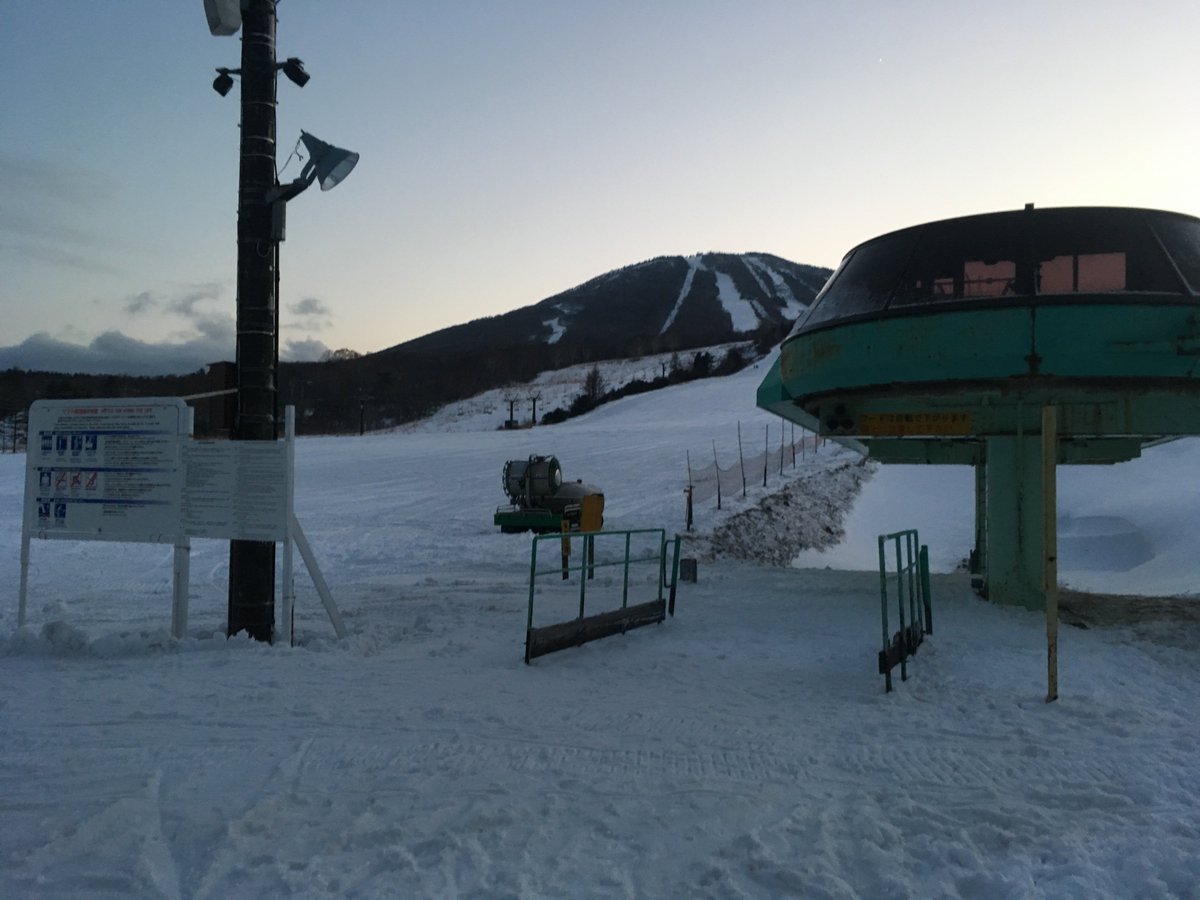安比高原 安比高原スキー場 です 雪を運んでます 12月10日オープン予定 盛ってます 凄く固い あっぴーす ライブカメラ では見えない所