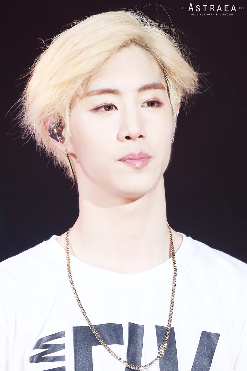 Astraea_MarkJin's tweet photo. [HQ]160508 Fly in Shanghai&amp;161202 MAMA Red Carpet
It seems that we should prevent #Mark #마크 wearing lenses or we'll get killed early or late https://t.co/kwEPBO4hd7