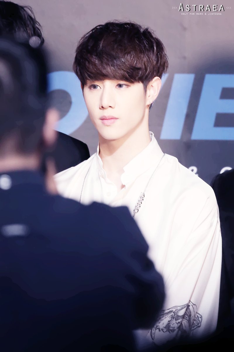 Astraea_MarkJin's tweet photo. [HQ]160508 Fly in Shanghai&amp;161202 MAMA Red Carpet
It seems that we should prevent #Mark #마크 wearing lenses or we'll get killed early or late https://t.co/kwEPBO4hd7