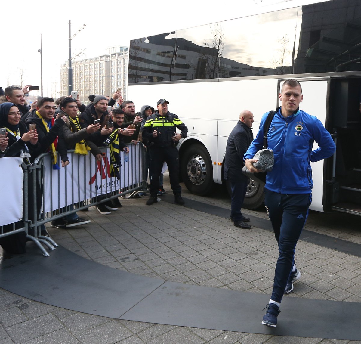 Fenerbahce's tweet image. Fenerbahçemiz Rotterdam’da | fenerbahce.org/detay.asp?Cont…