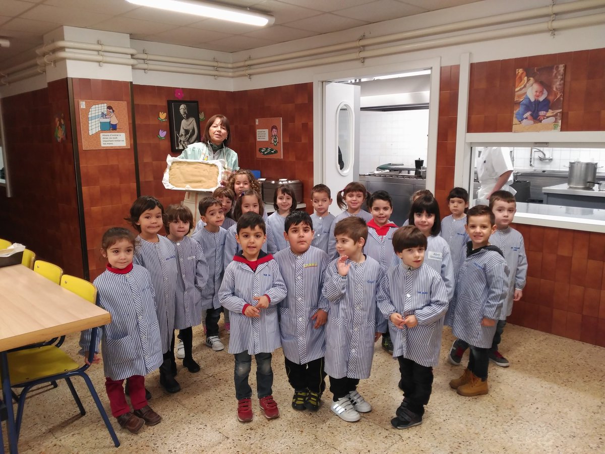 SantJosepReus's tweet image. Els nens i nenes de P4 els torrons hem acabat de fer!