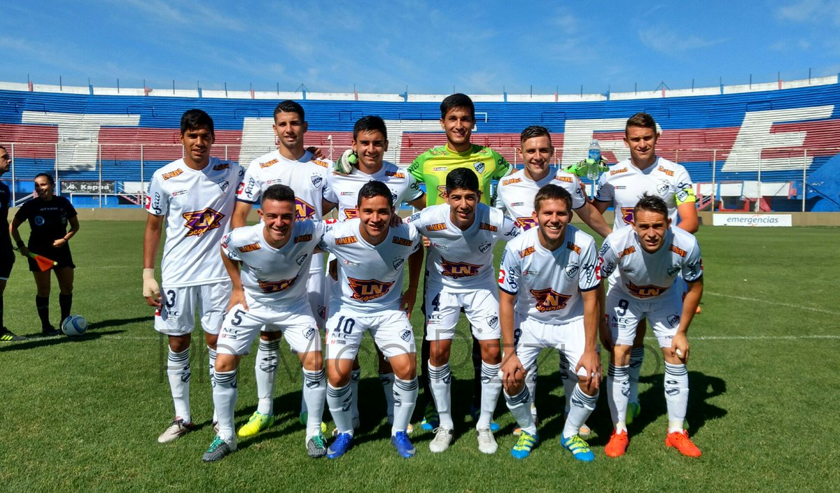 MicaPizzuto's tweet photo. #Reserva | 45' Tigre y Quilmes empatan sin goles bajo un sol agobiante. @LaHoraJuvenil https://t.co/inKYcrMIpS