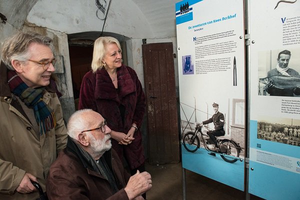 Gedeputeerde <a href="/JokeGeldhof/">Joke Geldhof</a> opent expositie 'Levende Forten' om @StellingvanAms 20 jaar UNESCO Werelderfgoed te vieren bit.ly/2hgwcQM