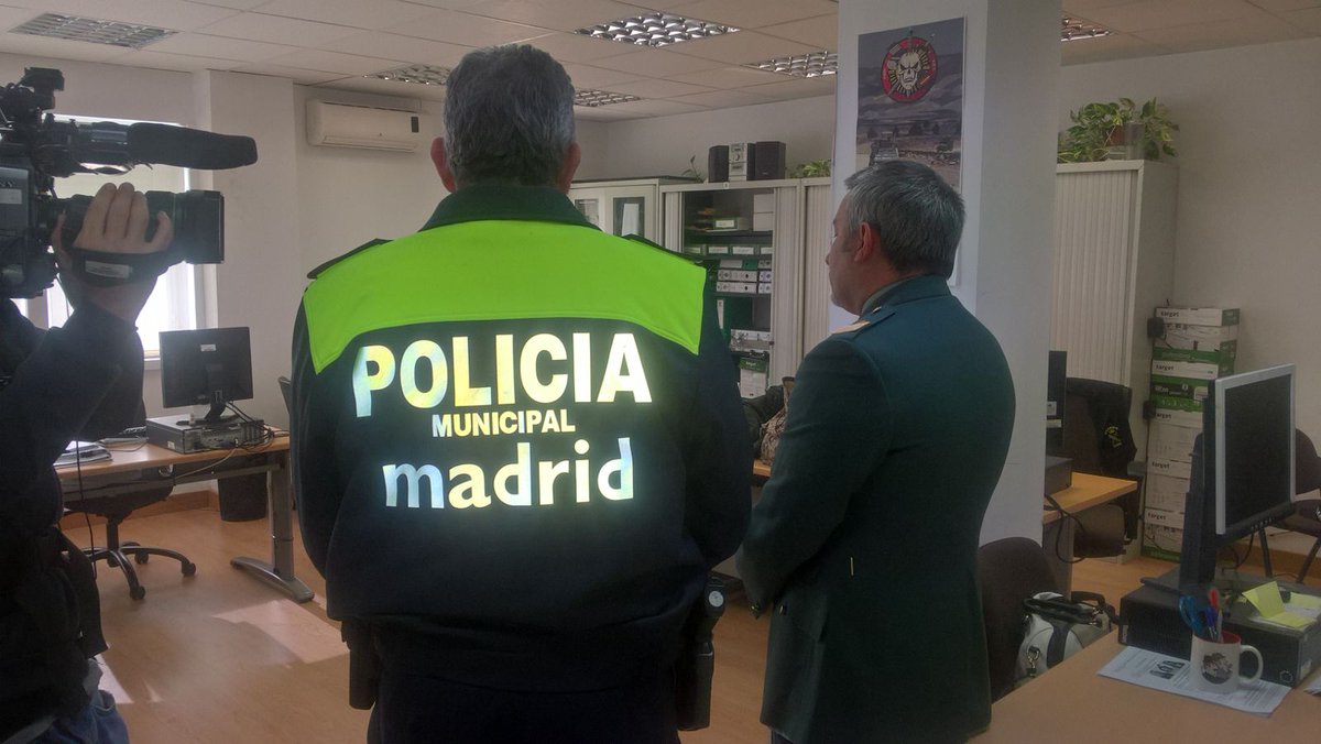 policiademadrid's tweet image. 🚨Operación conjunta @guardiacivil y agentes UICJ desmantelan organización criminal, echa un👁 facebook.com/policiademadri… lavanguardia.com/vida/20161207/…
