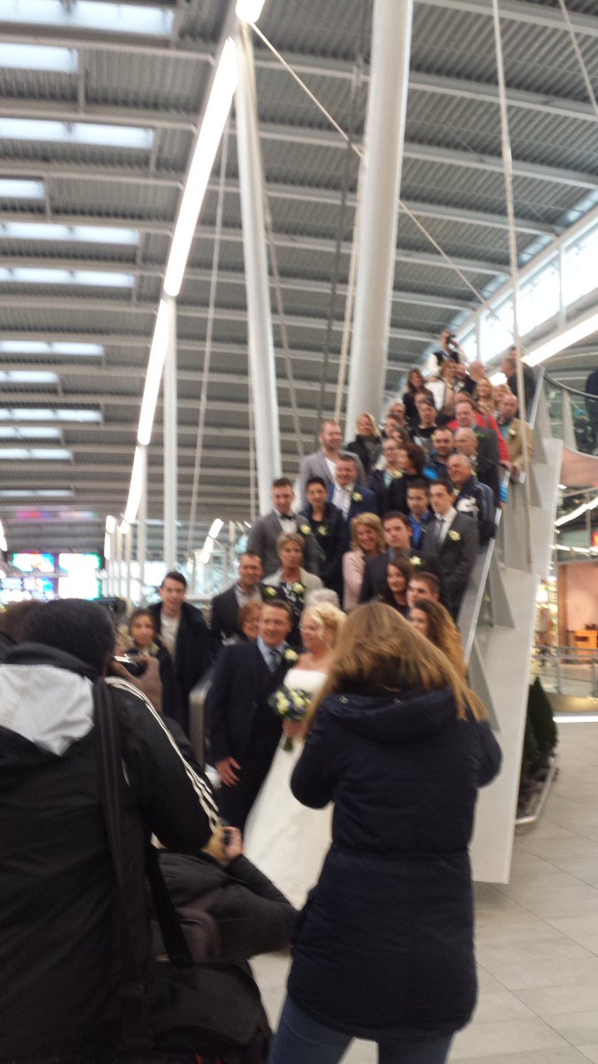WilKlarenbeek's tweet photo. Hieperdepiep en van harte gefeliciteerd #Treinstel #Trouwt op de #Openingsdag van #Utrecht #CentraalStation https://t.co/sB4P9odTJS