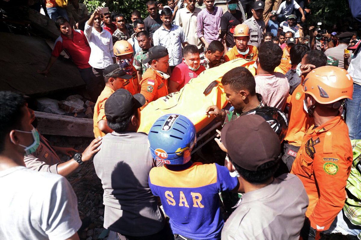 ajplus's tweet photo. UPDATE: The death toll now stands at 97 after an earthquake hit Indonesia’s Aceh province – army chief. https://t.co/KWJY2ork8I
