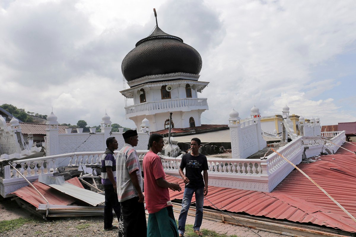 ajplus's tweet photo. UPDATE: The death toll now stands at 97 after an earthquake hit Indonesia’s Aceh province – army chief. https://t.co/KWJY2ork8I
