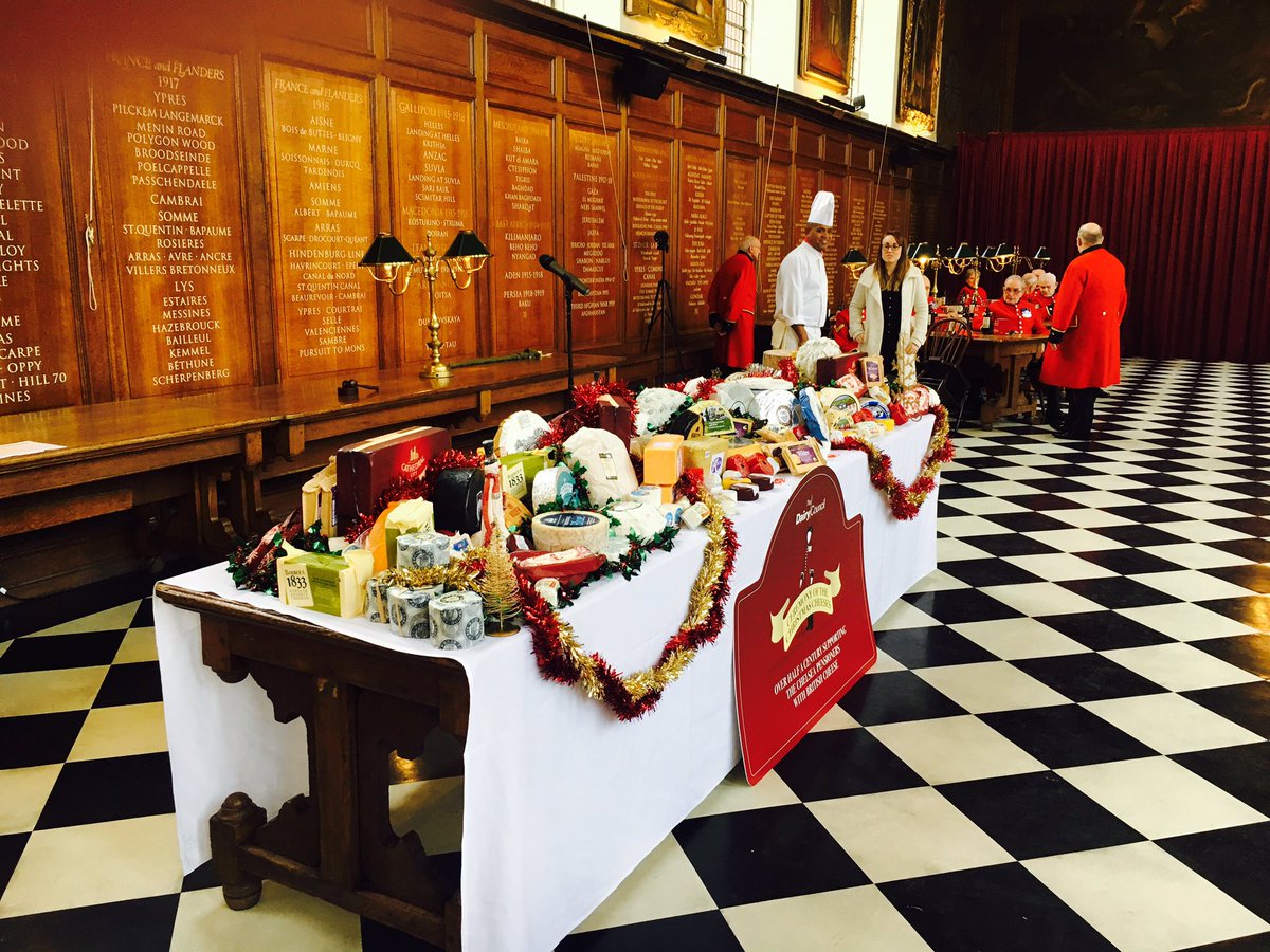 TheDairyCouncil's tweet image. All set! Ready for the Ceremony of the Christmas Cheeses 2016! #CheeseCeremony @RHChelsea