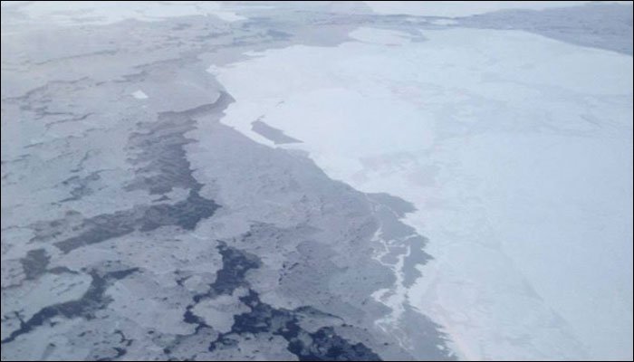 ZeeNewsEnglish's tweet photo. Climate change: Total loss of sea ice this year bigger than the entire area of India! https://t.co/SdCEkaaGGh https://t.co/6laayoCw5p