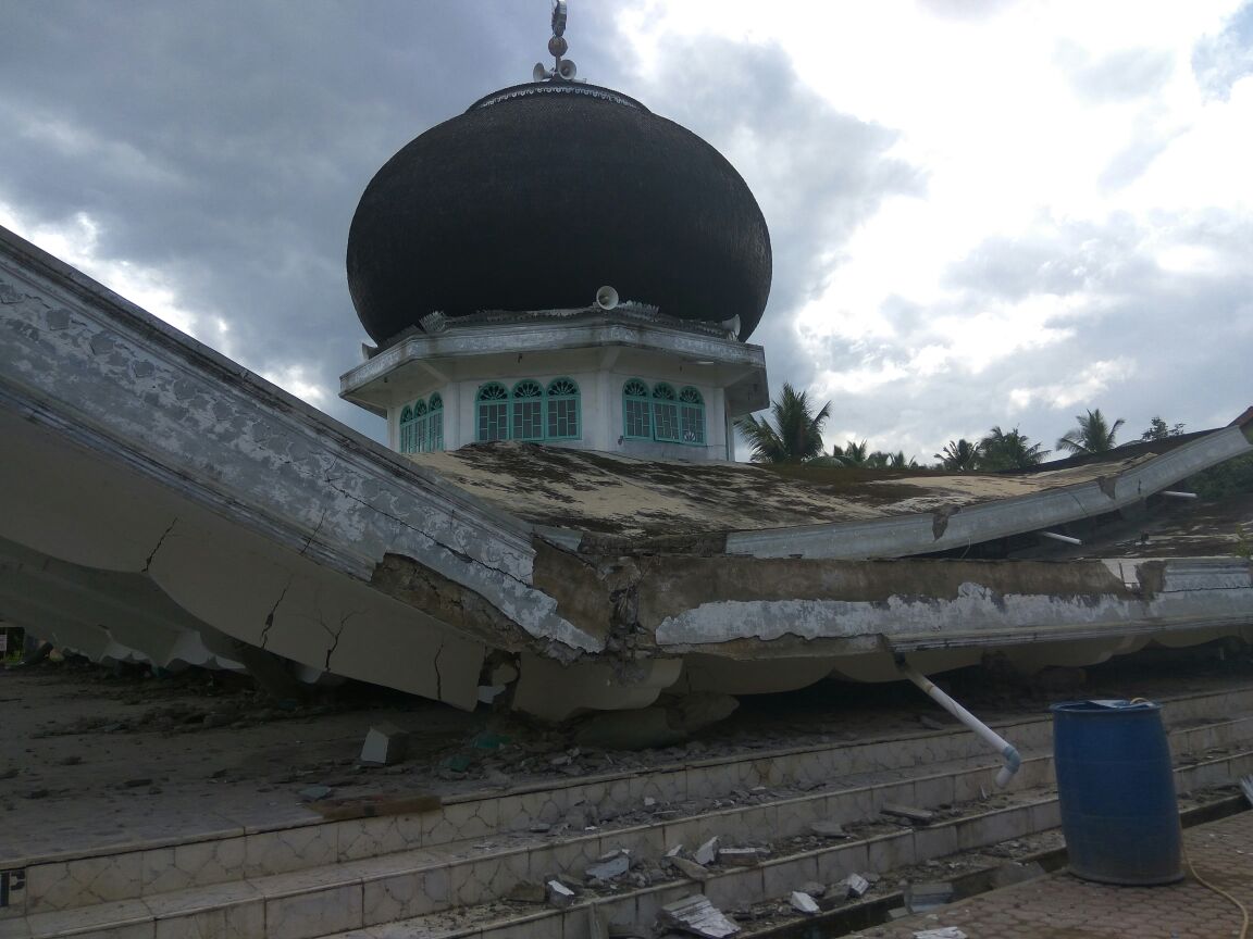 acehblogger's tweet photo. #PeduliGempaAceh > Kondisi Masjid Jami' Pangwa Kec. Trienggadeng rata dengan tanah. https://t.co/MvU9D1NK0x