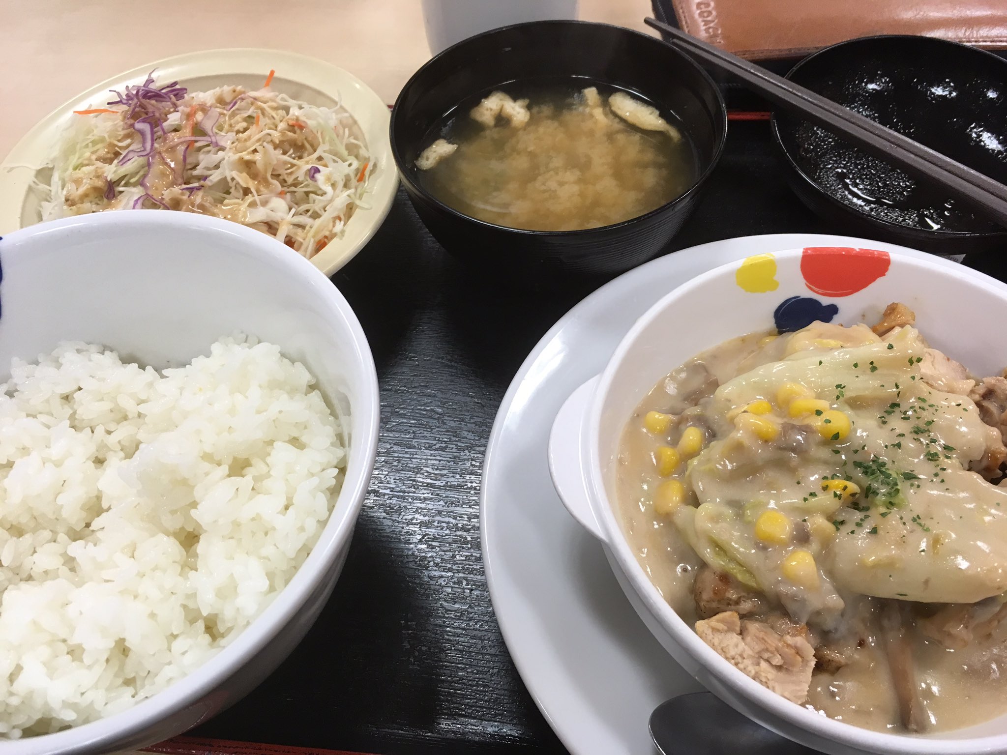 和 松屋の新商品 クリームシチュー定食 味噌汁つき クリームシチューと味噌汁というアンマッチな組み合わせ 食べ合わせがわるい クリームシチューはシチューというよりてりやきチキンのクリーム煮 味噌汁はいつもの味噌汁 何が言いたいかというと