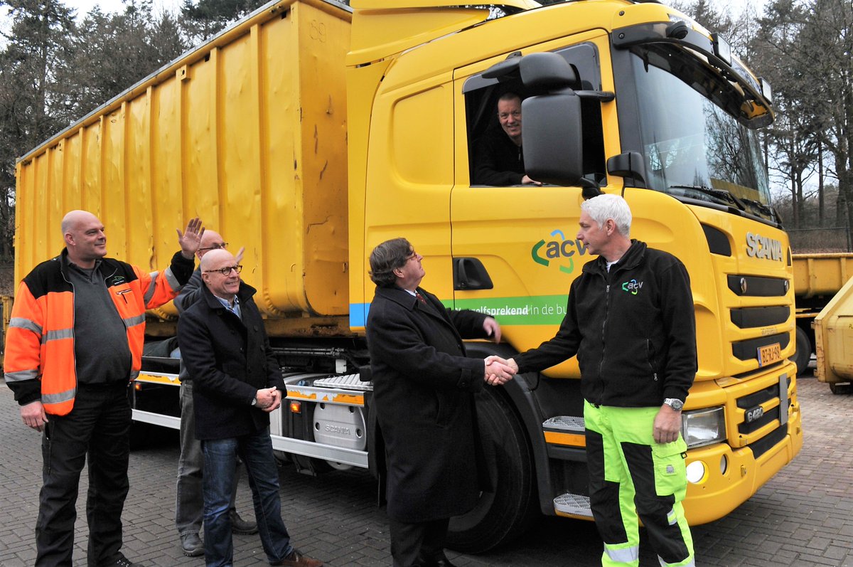 gertbudding's tweet photo. Konvooi van #gemeenteRenkum en #ACV vertrek naar #Debno om schoolspullen en speelgoed naar weeskinderen te brengen. zie #DeGelderlander https://t.co/NFdDv03VBR