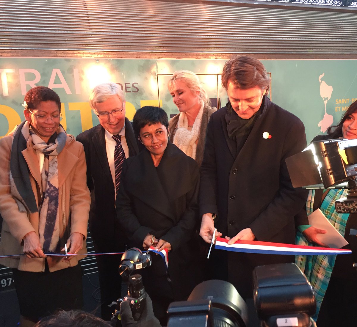 ebareigts's tweet photo. "Ce train permet de mieux connaître la #diversité de notre France océanique" inauguration du #traindesoutremer en gare de #Lyon @TrainsExpo https://t.co/LwurXGg3Cd