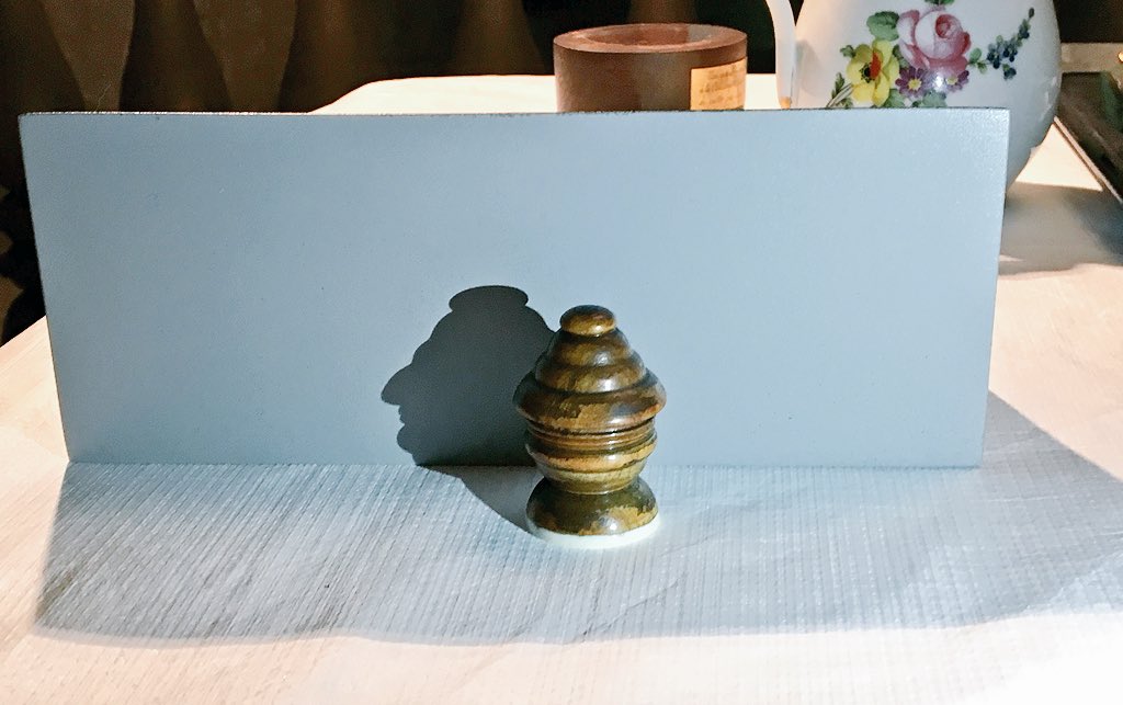 leCMN's tweet photo. Malin ! Bien éclairé, ce vulgaire pion d'échec projetait le portrait du roi Louis XVI. #ConciergerieRevolution https://t.co/f7Pk3P6VIj