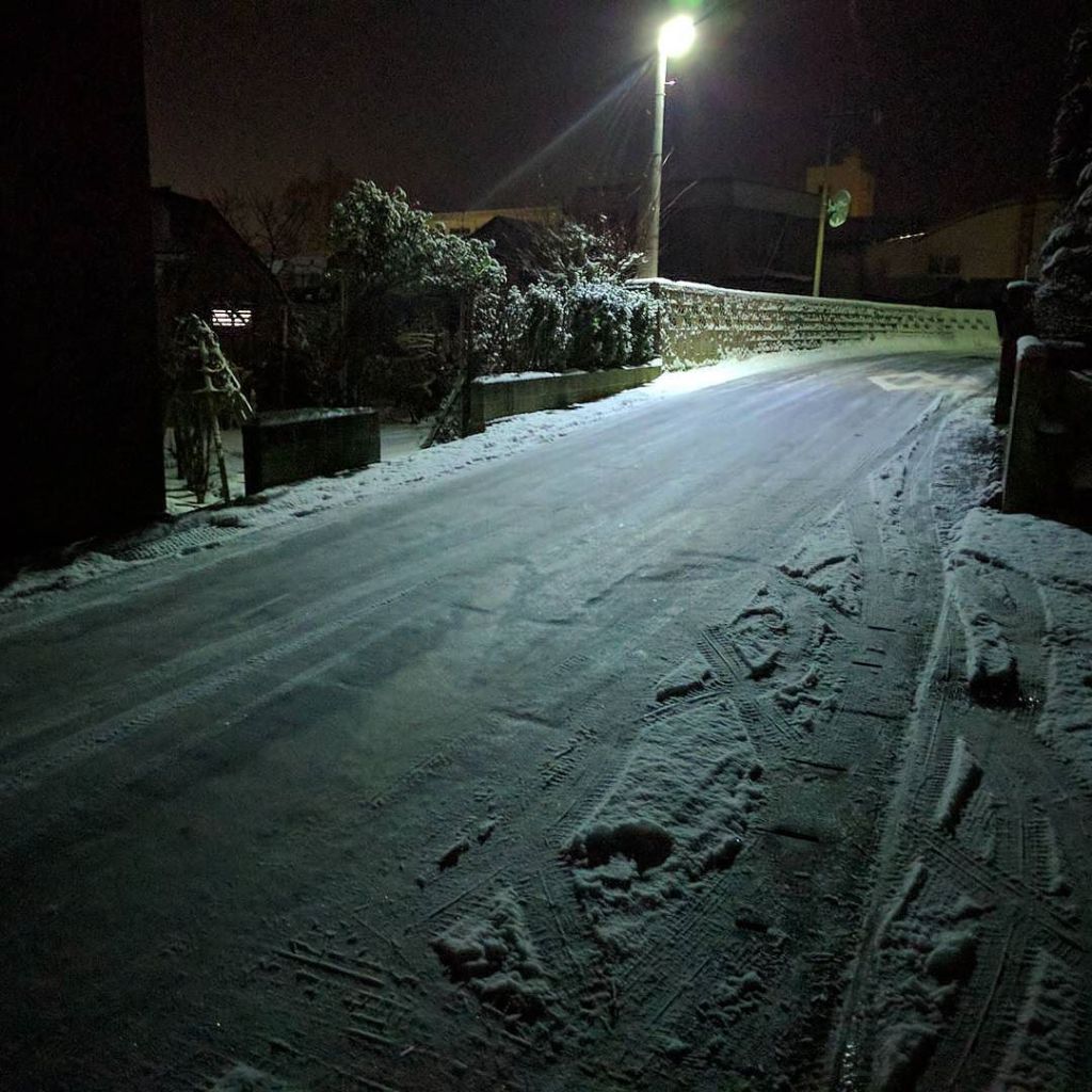 ishidatomohiro's tweet image. いよいよ路面が ＃つるピカハゲ丸くん の季節に突入しました。市街地は解けてたのに、西部ゲットー地区はご覧の通りです。 そう言えば今日 #wordpress4.7 入れました。… hanaharu.atnifty.com/wp/2016/12/07/…