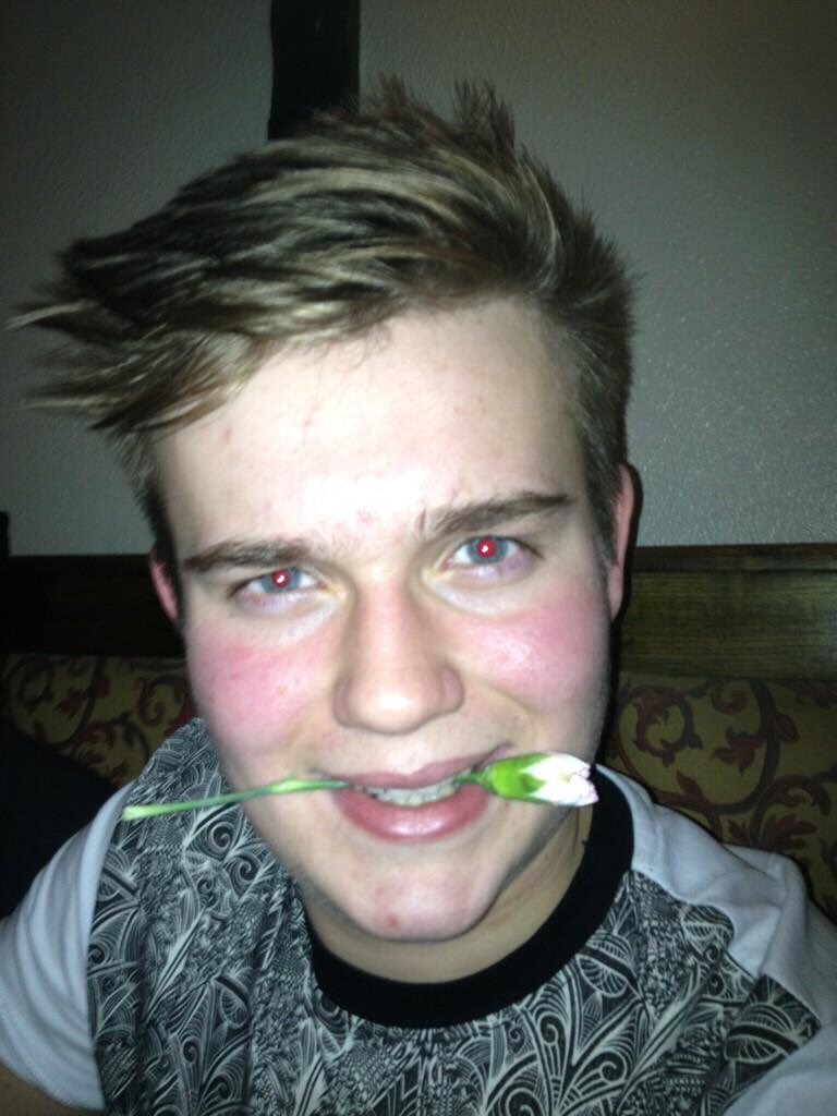 AlexQuartley's tweet photo. Child snatcher https://t.co/kh8cgcIgmQ