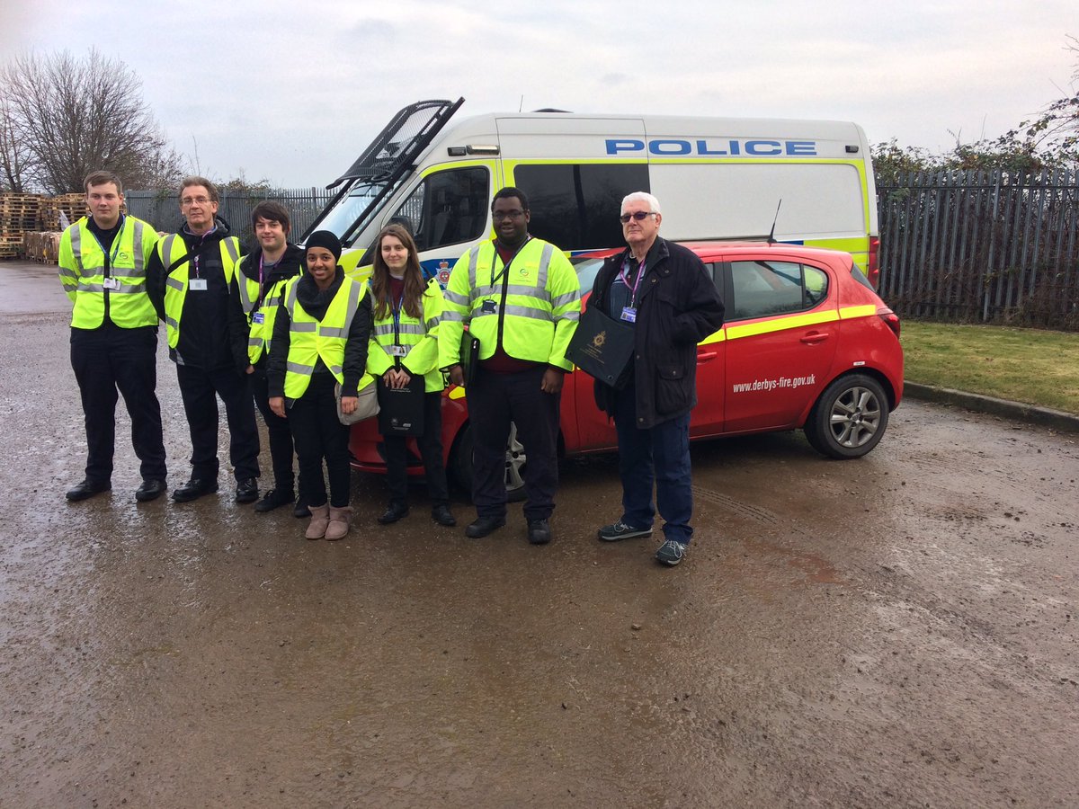 We're promoting #elfandsafety at Christmas alongside colleagues from <a href="/DerbysPolice/">Derbyshire Police</a> today at Kingsway retail park. Why not pop by &amp; say hi.