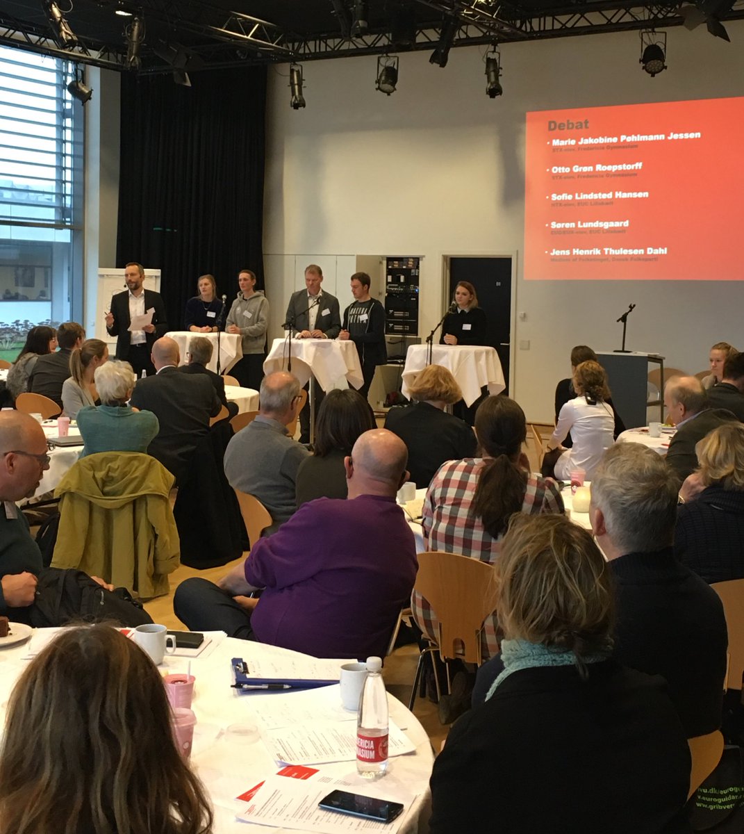 TaenketankenDEA's tweet photo. Stemmer fra virkeligheden & linje direkte til Borgen: Debat i salen + panel af elever & @JThulesen #UUtopmode #uddpol https://t.co/LxXgitgOjm