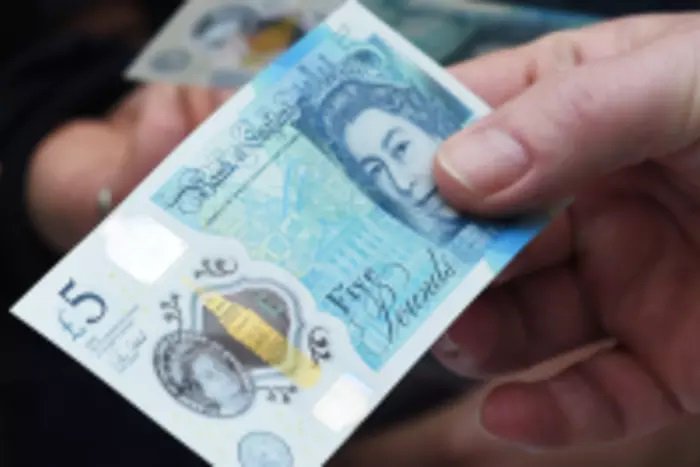 WakeExpress's tweet photo. VIDEO: Fivers with Jane Austin engraving could be worth £50K. #newfivers #JaneAusten
https://t.co/DkGAT8PRE7 https://t.co/9lQQxPXhW6